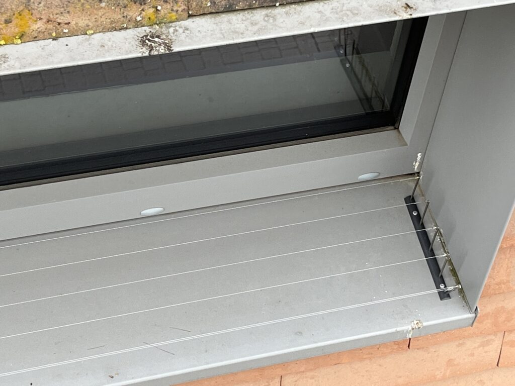 Fils parallèles et fixations latérales sur un appui de fenêtre