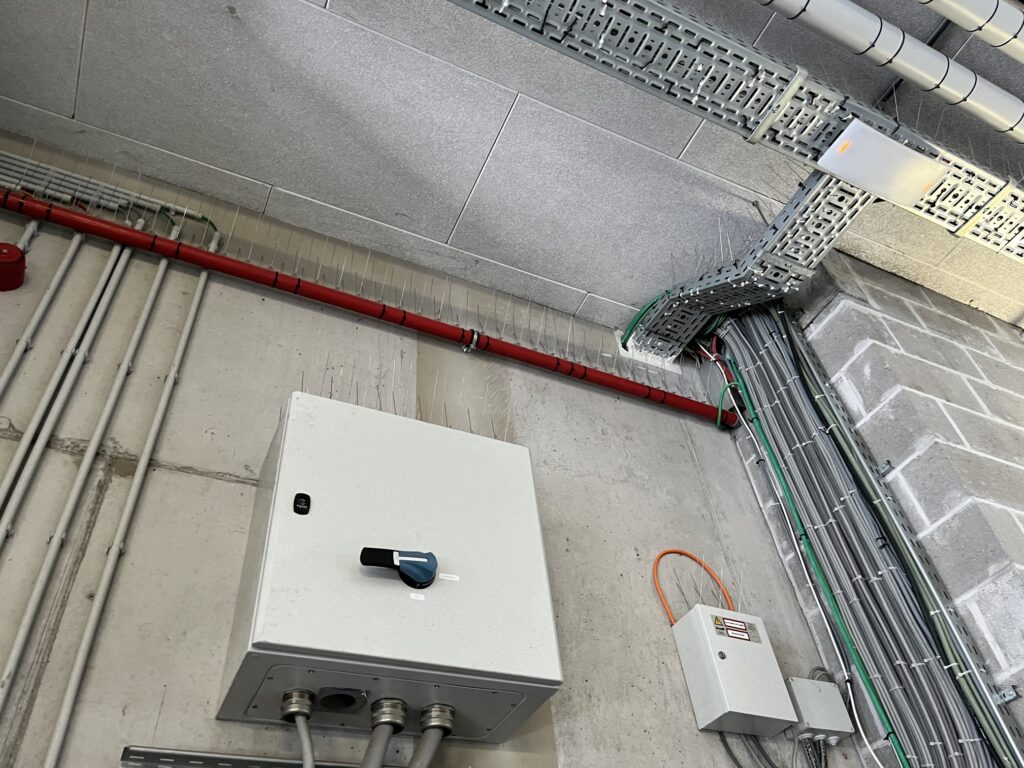 Coffrets, conduites et chemins de câbles dans la zone technique de l’entrepôt